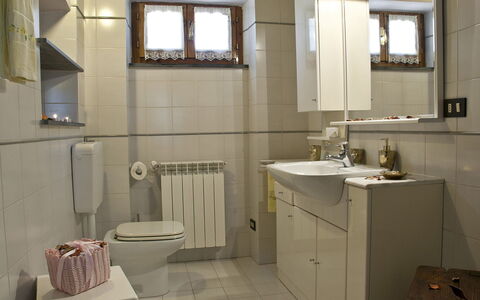 Frantusa 6+2: Sanitærarmatur, Håndvask, Badeværelsesvask, Badeværelse, Gulvbelægning, Indretning, Toiletbræt, Tap, Etage, Toilet