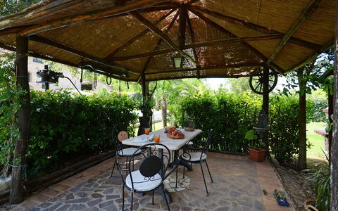 La Capanna di Franca 6+2: Møbel, Skygge, Have, Udendørs Struktur, Udendørs Bord, Stol, Udendørs Møbler, Backyard, Gazebo, Flise