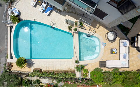 Villa Dolphin 10: Svømmepøl, Udvej, Udendørs Møbler, Paraply, Fritid, Eco Hotel, Ferie, Stol, Thermae, Hotel