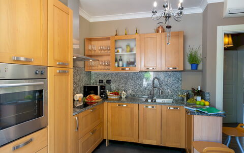 Villa Dolphin 10: Køkken Apparat, Køkken, Cabinetry, Møbel, Countertop, Større Bandage, Husholdningsapparat, Træ, Indretning, Skab