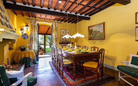 Villa Il Colle di Moriano 8: Møbel, Indretning, Væg, Bord, Stol, Loft, Spisestue, Værelse, Gulvbelægning, Belysning