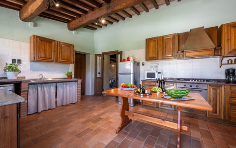 Podere Collelungo 14: Møbel, Gulvbelægning, Indretning, Træ, Køkken, Etage, Cabinetry, Loft, Countertop, Værelse