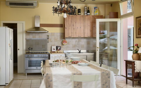Villa Vittoria D'Anghiari 7+3: Møbel, Indretning, Gulvbelægning, Etage, Træ, Køkken, Stol, Cabinetry, Værelse, Bord