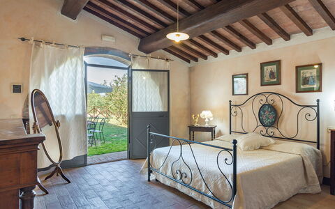 Podere Bagnolo 8: Møbel, Seng, Bed Frame, Soveværelse, Lampe, Stueplante, Stol, Hotel, Villa, Sengetøj