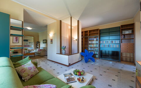 Villa Joy 6: Indretning, Gulvbelægning, Møbel, Etage, Loft, Træ, Værelse, Belysning, Stue, Couch