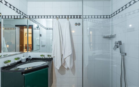 Villa Joy 6: Sanitærarmatur, Badeværelse, Gulvbelægning, Indretning, Tap, Etage, Håndvask, Vvs, Flise, Bruser