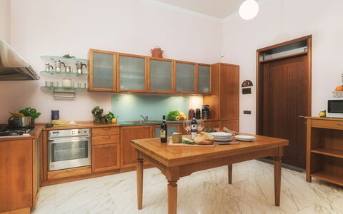 Villa Croci 12: Cabinetry, Gulvbelægning, Møbel, Træ, Køkken, Countertop, Køkken Apparat, Indretning, Skab, Etage