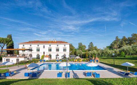 Villa Croci 12: Svømmepøl, Villa, Ferieby