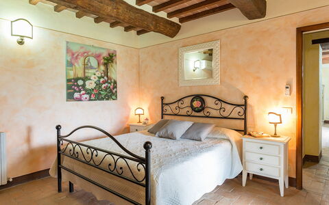 La Torretta 10: Møbel, Indretning, Seng, Soveværelse, Etage, Gulvbelægning, Værelse, Bed Frame, Sengetøj, Sengetøj