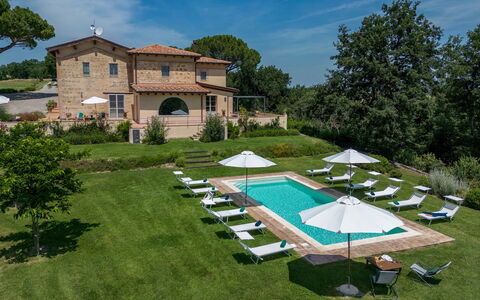 Il Colle di Donna Ilaria 12: Svømmepøl, Estate, Have, Villa, Landscaping, Mansion, Udendørs Møbler, Lawn, Hacienda, Udvej