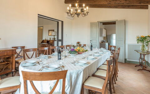 Il Colle di Donna Ilaria 12: Møbel, Indretning, Bord, Træ, Stol, Spisestue, Gulvbelægning, Køkken & Spisebord, Loft, Etage