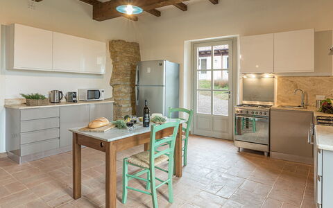 Il Colle di Donna Ilaria 12: Møbel, Køkken, Indretning, Gulvbelægning, Væg, Køkken Apparat, Countertop, Træ, Cabinetry, Etage