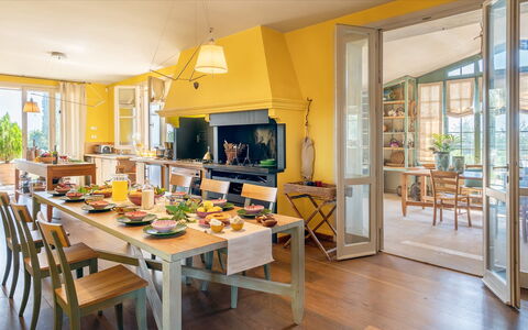Casa del Vento 10: Møbel, Indretning, Stol, Gulvbelægning, Bord, Træ, Køkken & Spisebord, Loft, Etage, Spisestue