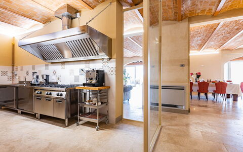Il Poggiarellone 14: Indretning, Møbel, Træ, Gulvbelægning, Loft, Køkken, Belysning, Countertop, Etage, Stol