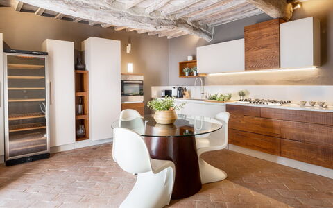 Cinque Cipressi 8: Møbel, Indretning, Køkken, Gulvbelægning, Træ, Countertop, Køkken Apparat, Etage, Cabinetry, Loft