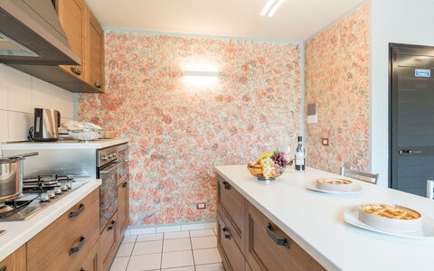 Il Vignale 18+2: Countertop, Indretning, Køkken, Cabinetry, Gulvbelægning, Sanitærarmatur, Møbel, Etage, Skuffe, Hjem