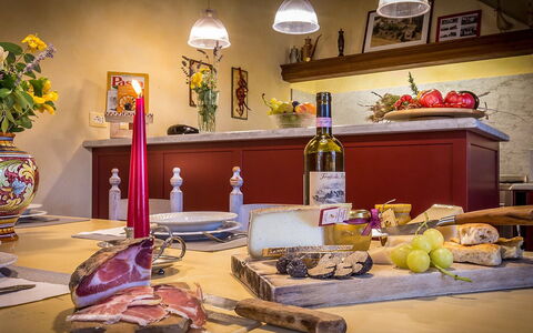 Le Querce dei Medici 12+2: Bordservice, Mad, Møbel, Bord, Ingrediens, Serveware, Tallerkner, Frugt, Porcelæn, Flaske