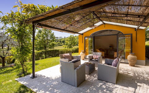 Le Querce dei Medici 12+2: Møbel, Stol, Have, Skygge, Estate, Sommerhus, Eco Hotel, Udendørs Struktur, Veranda, Backyard