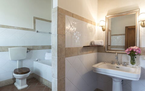 Villa Palazzaccio 26: Badeværelse, Badeværelsesvask, Sanitærarmatur, Indretning, Gulvbelægning, Håndvask, Etage, Toilet, Tap, Vvs