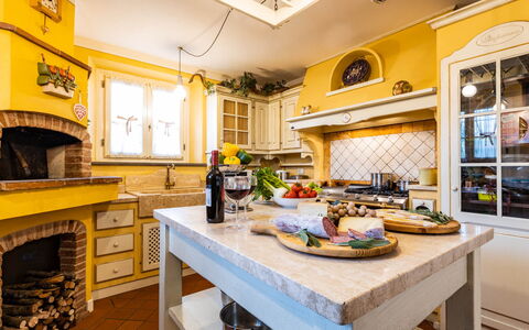 Villa Luigina 8: Møbel, Indretning, Køkken, Gulvbelægning, Countertop, Hjem, Belysning, Cabinetry, Etage, Loft