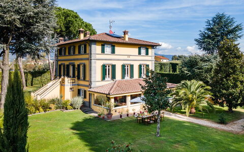 Villa Luigina 8: Hjem, Hus, Boligområde, Busk, Estate, Have, Mansion, Landscaping, Villa, Altan