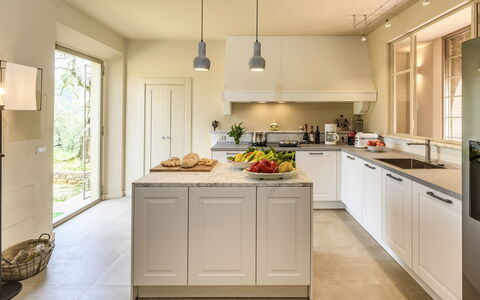 Villa Monnalisa 12: Køkken, Countertop, Møbel, Køkken Apparat, Indretning, Cabinetry, Gulvbelægning, Træ, Loft, Etage