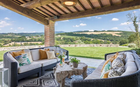 Villa le Fontane 12: Møbel, Couch, Indretning, Bord, Stol, Stue, Hjem, Gulvbelægning, Throw Pillow