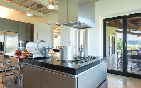 Villa le Fontane 12: Køkken, Køkken Apparat, Countertop, Indretning, Større Bandage, Møbel, Husholdningsapparat, Gulvbelægning, Komfur, Cabinetry
