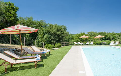 Villa la Poiana 10: Udendørs Møbler, Svømmepøl, Busk, Have, Fritid, Liggestol, Landscaping, Skygge, Udvej, Lawn