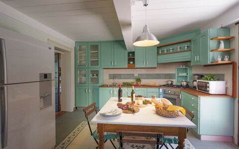 Villa la Poiana 10: Møbel, Cabinetry, Køkken, Indretning, Gulvbelægning, Træ, Countertop, Køkken Apparat, Loft, Skuffe
