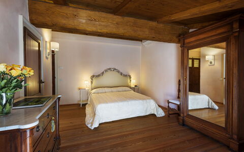 Villa la Poiana 10: Indretning, Møbel, Træ, Gulvbelægning, Loft, Etage, Værelse, Seng, Soveværelse, Belysning
