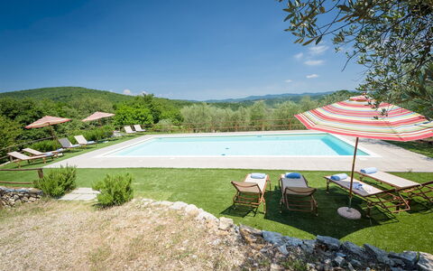 Villa la Poiana 10: Bjergrige Landskabsformer, Bakke, Bjerg, Svømmepøl, Bjergkæde, Hill Station, Eco Hotel, Udendørs Møbler, Udvej, Estate