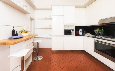 Villa Beltrami 14: Køkken, Køkken Apparat, Countertop, Indretning, Gulvbelægning, Større Bandage, Træ, Cabinetry, Møbel, Etage