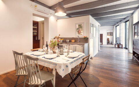 Podere Torre delle Sorgenti 4: Møbel, Indretning, Gulvbelægning, Etage, Trægulve, Stol, Træ, Loft, Bord, Spisestue