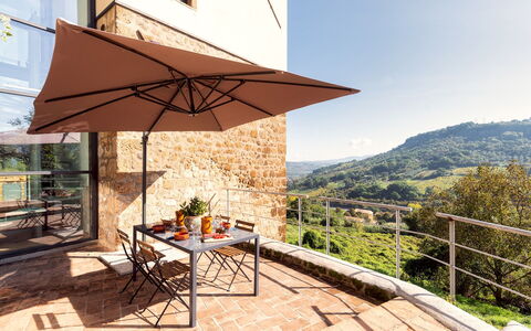 Podere Torre delle Sorgenti 4: Møbel, Udendørs Møbler, Paraply, Stol, Udendørs Bord, Skygge, Altan, Køkken & Spisebord, Blomsterkrukke, Eco Hotel