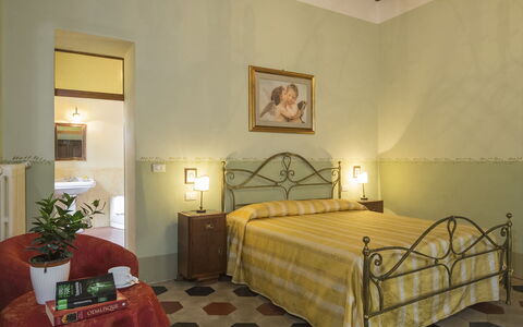 Villa Angelini 14+7: Væg, Møbel, Indretning, Soveværelse, Loft, Gulvbelægning, Seng, Etage, Værelse, Bed Frame