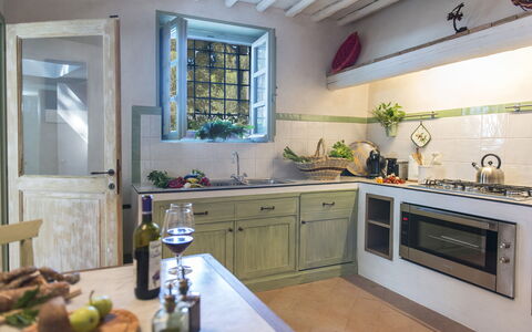 Villa delle Upupe 8: Køkken, Indretning, Møbel, Gulvbelægning, Countertop, Køkken Apparat, Hjem, Cabinetry, Større Bandage, Belysning
