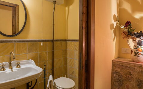 Villa Il Foramasso 10+2: Badeværelsesvask, Indretning, Væg, Sanitærarmatur, Badeværelse, Gulvbelægning, Håndvask, Spejl, Etage, Tap