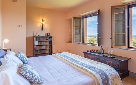 Villa Il Foramasso 10+2: Væg, Soveværelse, Seng, Sengetøj, Møbel, Værelse, Hjem, Etage, Bed Frame, Sengetøj