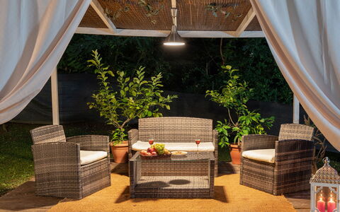 Ai Due Cuori 4: Møbel, Udendørs Møbler, Bord, Indretning, Stol, Blomsterkrukke, Wicker, Udendørs Bord, Skygge, Have