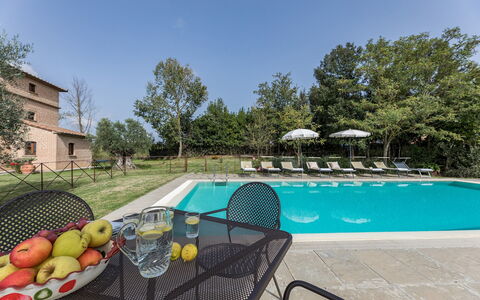 Casale Cinque Valli 8: Svømmepøl, Estate, Udvej, Udendørs Møbler, Hacienda, Landscaping, Hotel, Lawn, Villa, Parkere