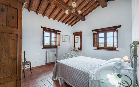 Casale Cinque Valli 8: Væg, Møbel, Hjem, Soveværelse, Seng, Bed Frame, Villa, Stueplante, Stuehus, Attic
