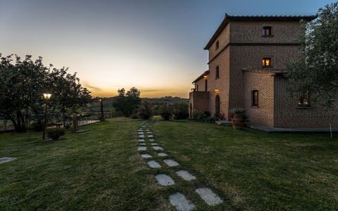 Casale Cinque Valli 8: Landskab, Hjem, Estate, Lawn, Stuehus, Landscaping, Gård, Mansion, Backyard, Villa