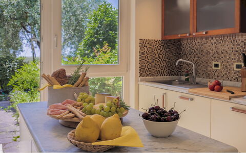 Il Ciliegio sul Lago 6: Køkken, Countertop, Møbel, Indretning, Bordservice, Køkken Apparat, Hjem, Gulvbelægning, Tap, Mad