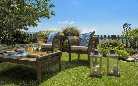 Il Ciliegio sul Lago 6: Møbel, Udendørs Møbler, Have, Udendørs Bord, Stol, Wicker, Gårdhave, Blomsterkrukke, Bejdse, Skygge