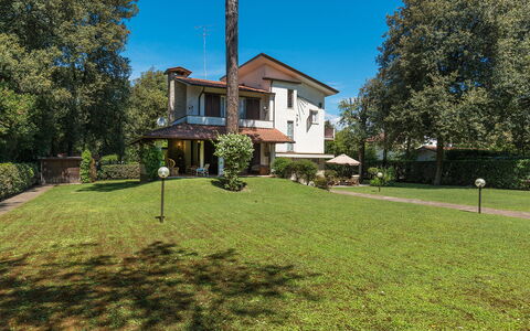Villa la Meridiana 8+1: Hus, Boligområde, Hjem, Busk, Tag, Land Lot, Lawn, Estate, Have, Sommerhus