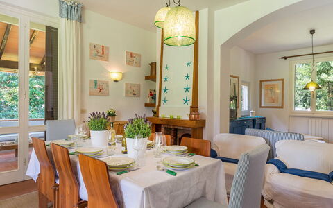 Villa la Meridiana 8+1: Møbel, Indretning, Loft, Bord, Stol, Gulvbelægning, Spisestue, Værelse, Belysning, Hjem