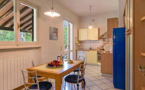 Villa la Meridiana 8+1: Møbel, Indretning, Gulvbelægning, Træ, Loft, Etage, Køkken, Værelse, Stol, Countertop