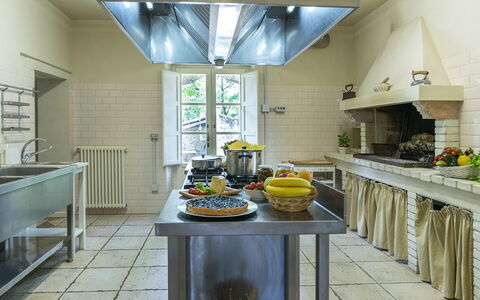 Villa la Corte 6: Køkken, Køkken Apparat, Countertop, Loft, Indretning, Gulvbelægning, Møbel, Belysning, Større Bandage, Komfur
