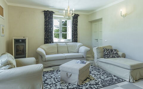 Villa la Corte 6: Møbel, Indretning, Væg, Couch, Gulvbelægning, Etage, Stue, Værelse, Loft, Textile
